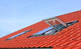 Dachreparatur Dachreparatur, neues Dach mit roten Ziegeln