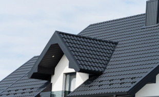 neu gedecktes Dach in schwarz